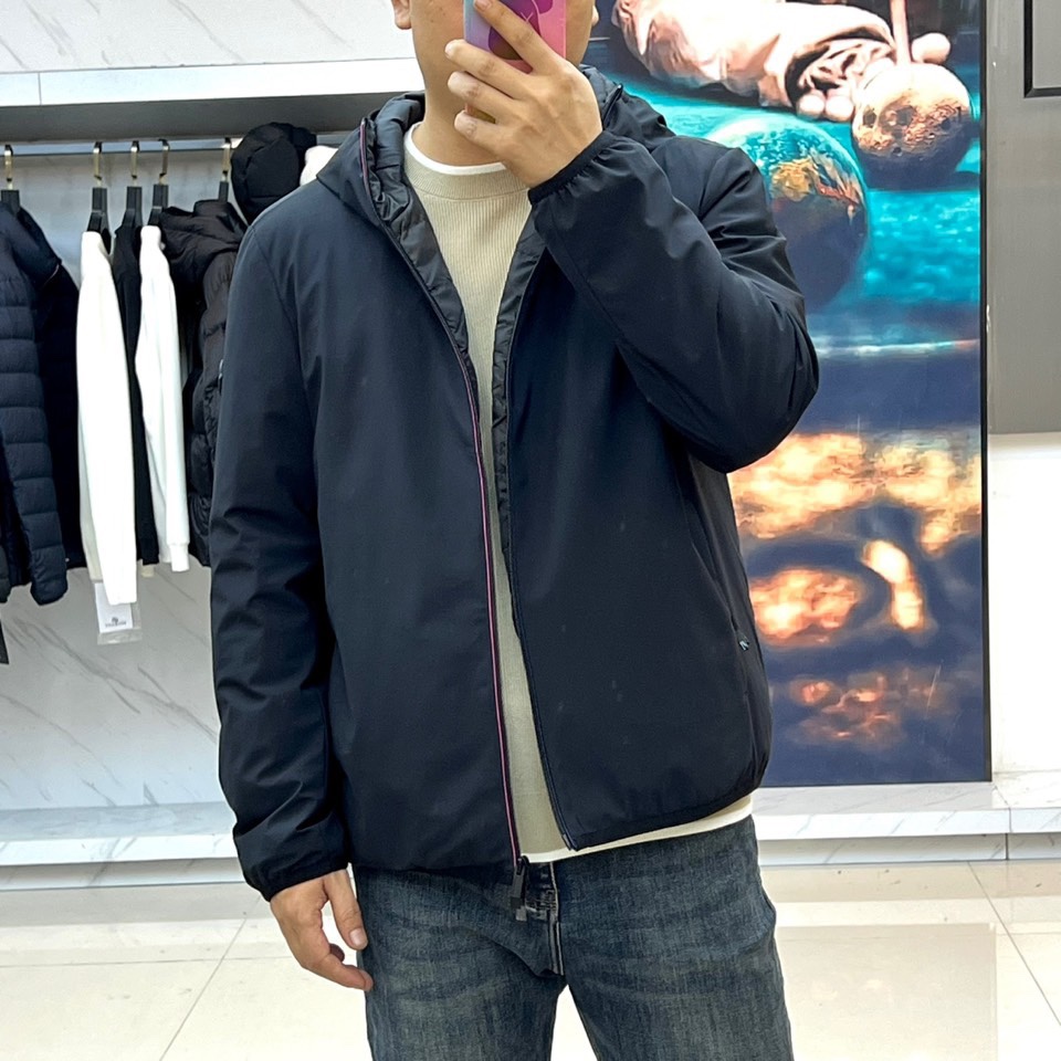 Mon蒙口（白鹅绒）、2025秋冬新品 MONCLER都市轻羽连帽外套。黑色连帽设计搭配中央顺滑拉链系统