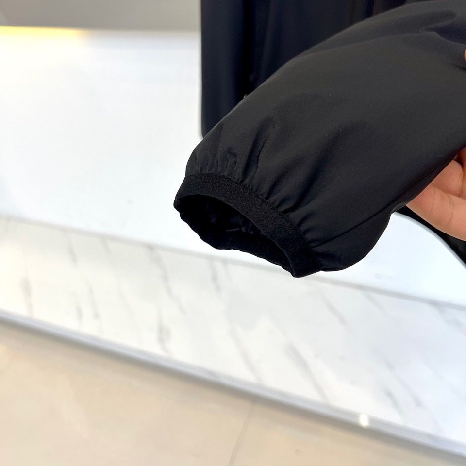 Mon蒙口（白鹅绒）、2025秋冬新品 MONCLER都市轻羽连帽外套。黑色连帽设计搭配中央顺滑拉链系统