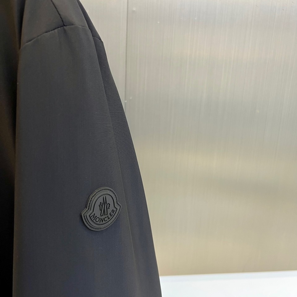 Mon蒙口（白鹅绒）、2025秋冬新品 MONCLER都市轻羽连帽外套。黑色连帽设计搭配中央顺滑拉链系统