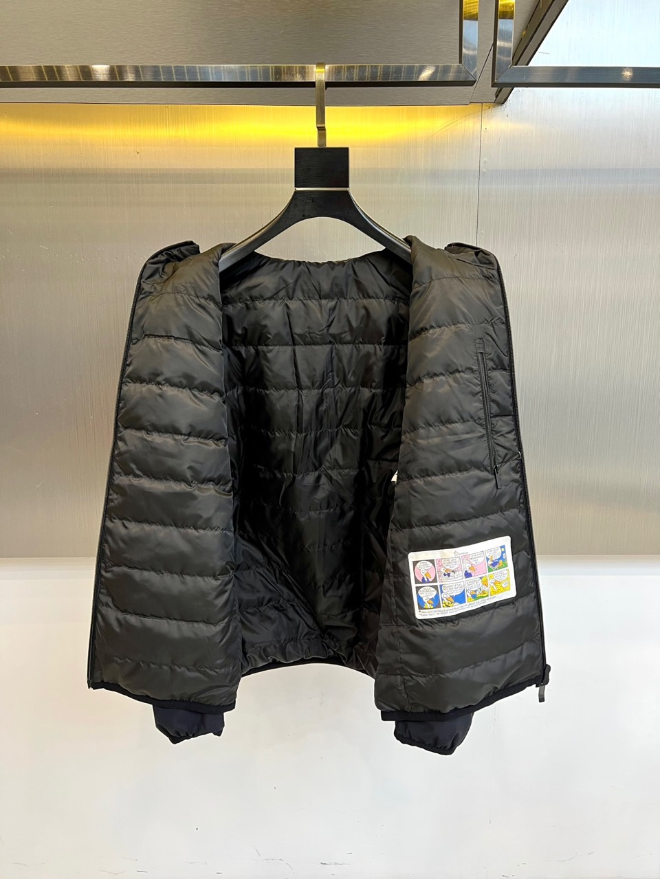 Mon蒙口（白鹅绒）、2025秋冬新品 MONCLER都市轻羽连帽外套。黑色连帽设计搭配中央顺滑拉链系统