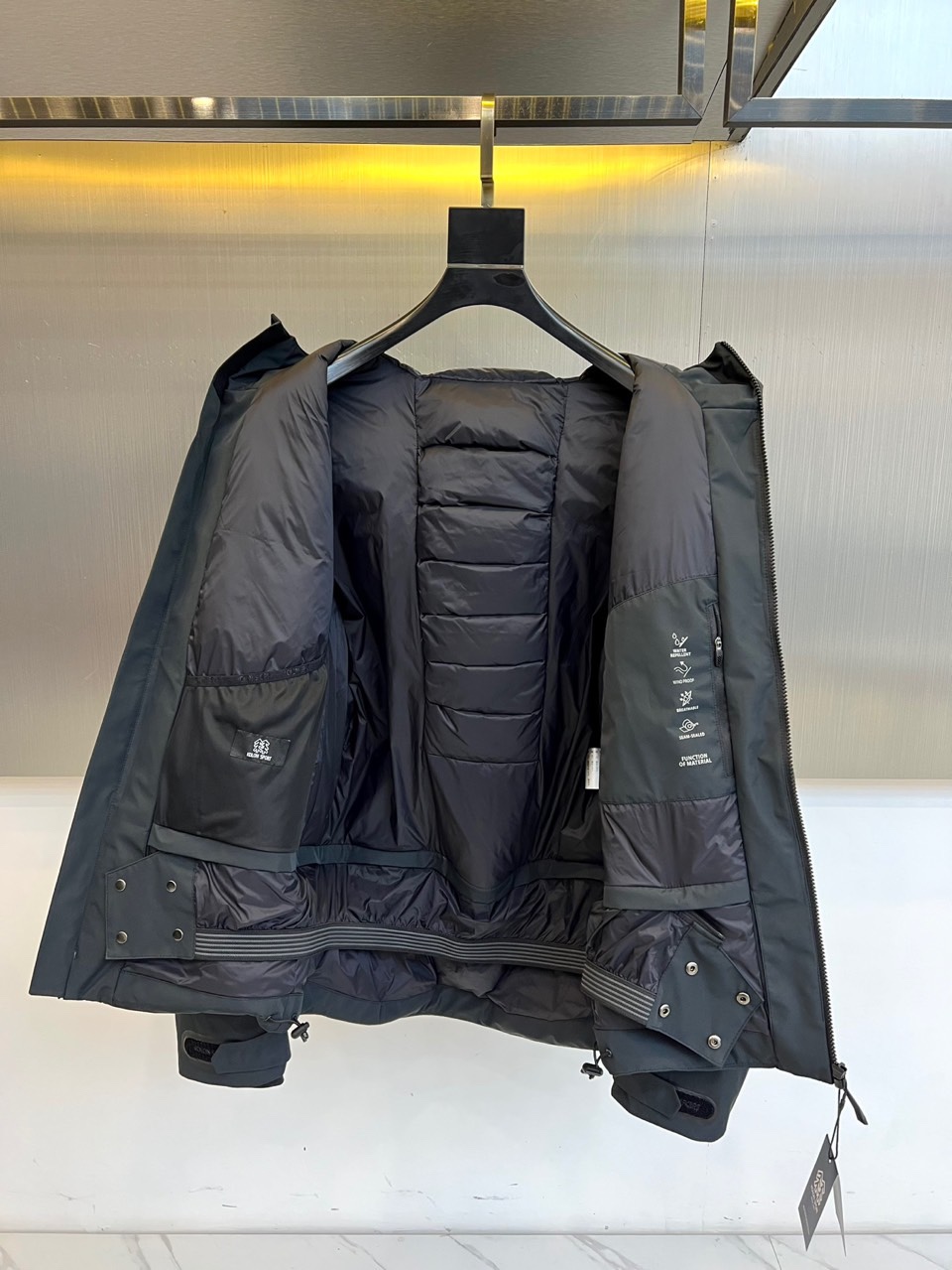 可隆（KOLON SPORT）（高端鹅绒）高端户外品牌体验。2025秋冬新品专业防护连帽外套，以冰川灰与