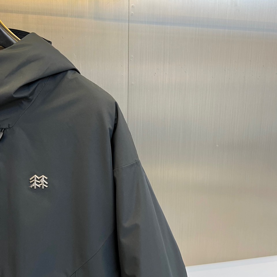 可隆（KOLON SPORT）（高端鹅绒）高端户外品牌体验。2025秋冬新品专业防护连帽外套，以冰川灰与