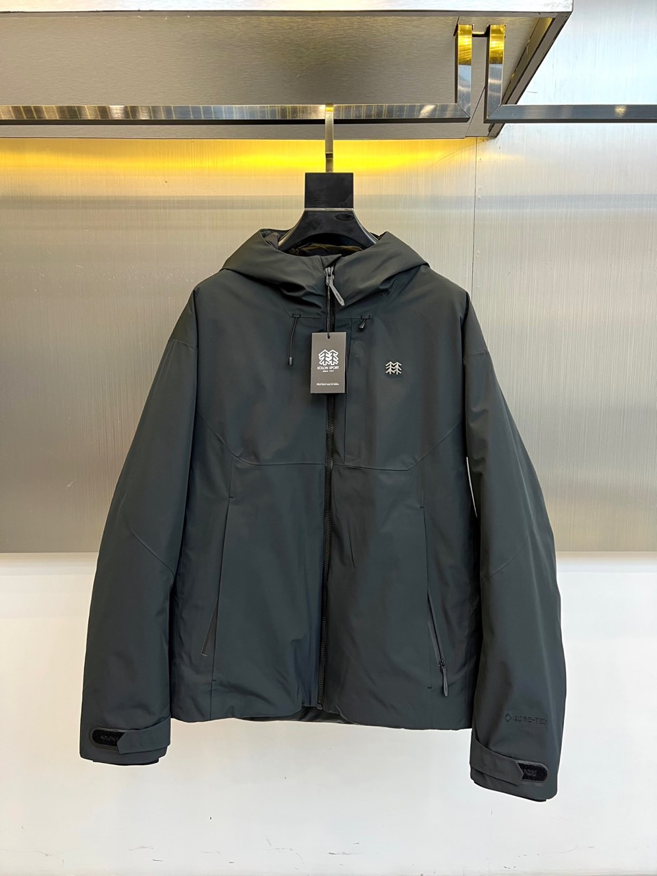 可隆（KOLON SPORT）（高端鹅绒）高端户外品牌体验。2025秋冬新品专业防护连帽外套，以冰川灰与