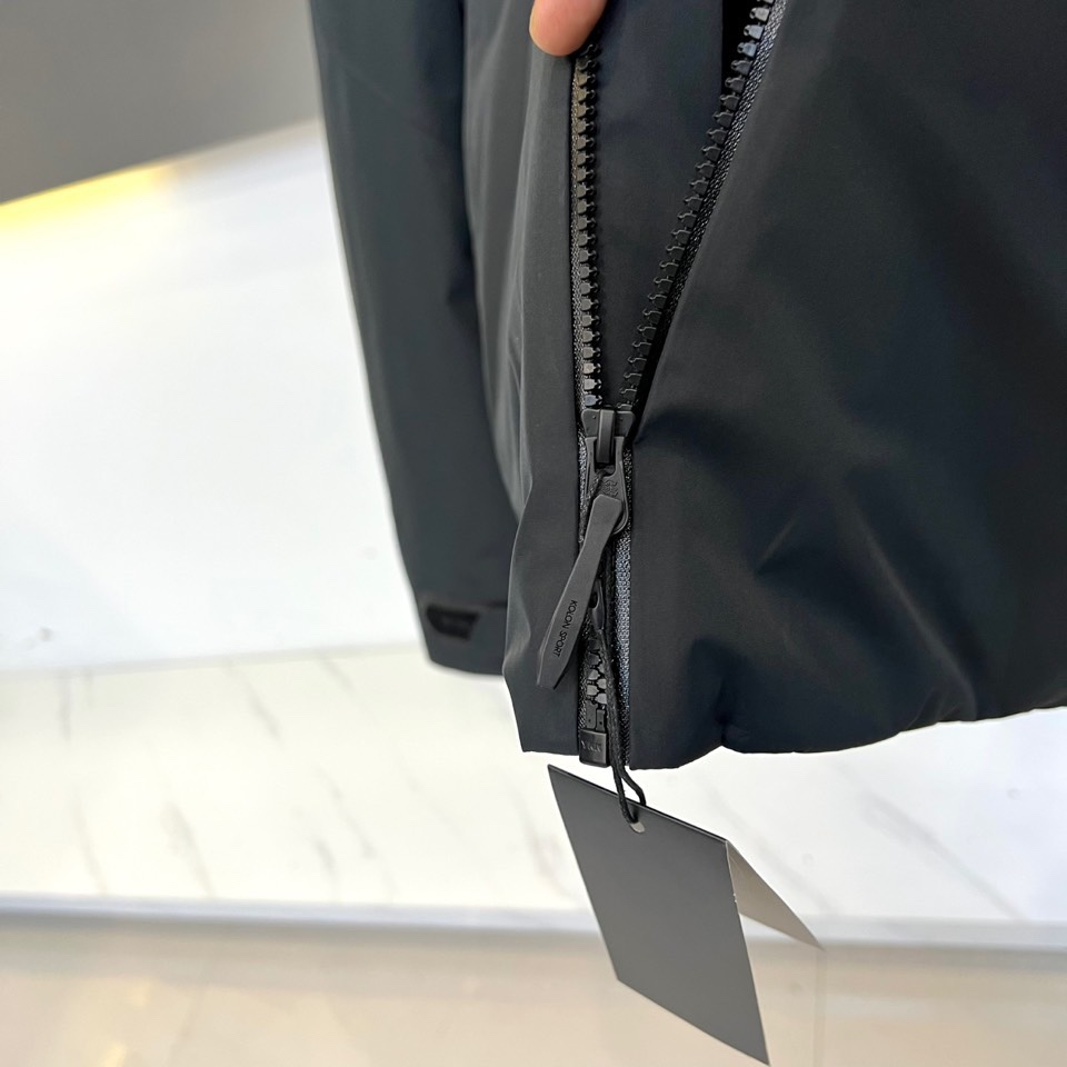 可隆（KOLON SPORT）（高端鹅绒）高端户外品牌体验。2025秋冬新品专业防护连帽外套，以冰川灰与