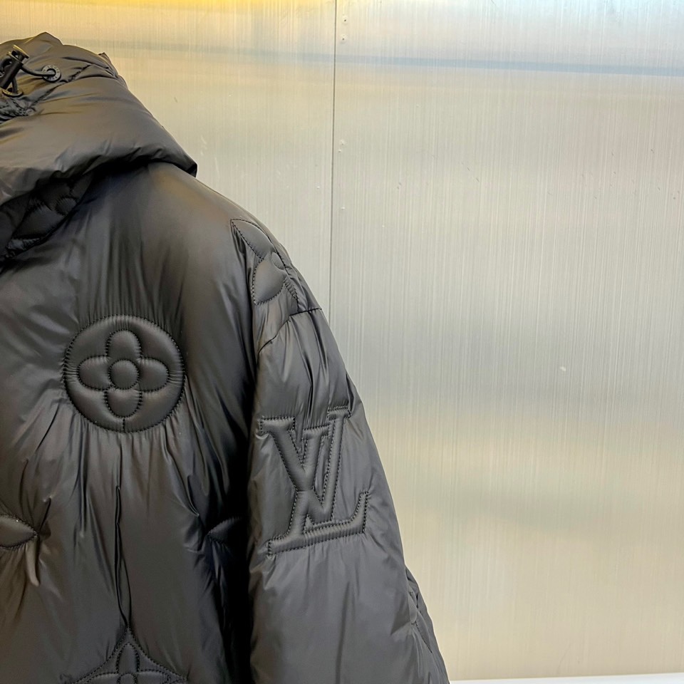 1v威登、2025秋冬新品羽绒服，以标志性Monogram浮雕老花图案重塑冬日奢华美学。款式采用宽松廓形