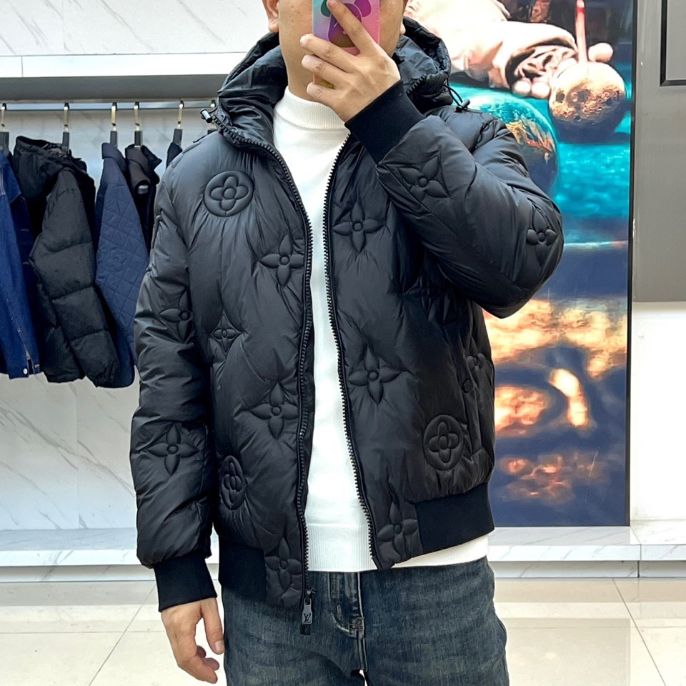 1v威登、2025秋冬新品羽绒服，以标志性Monogram浮雕老花图案重塑冬日奢华美学。款式采用宽松廓形