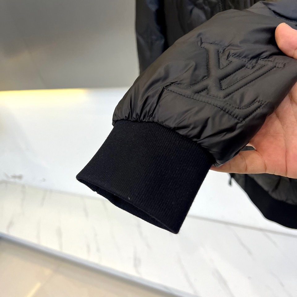 1v威登、2025秋冬新品羽绒服，以标志性Monogram浮雕老花图案重塑冬日奢华美学。款式采用宽松廓形