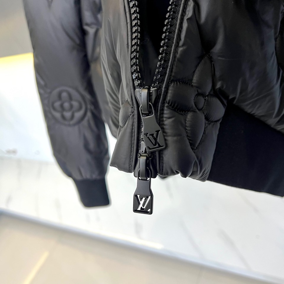 1v威登、2025秋冬新品羽绒服，以标志性Monogram浮雕老花图案重塑冬日奢华美学。款式采用宽松廓形