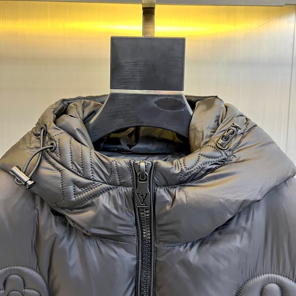 1v威登、2025秋冬新品羽绒服，以标志性Monogram浮雕老花图案重塑冬日奢华美学。款式采用宽松廓形