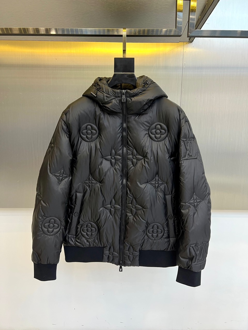 1v威登、2025秋冬新品羽绒服，以标志性Monogram浮雕老花图案重塑冬日奢华美学。款式采用宽松廓形