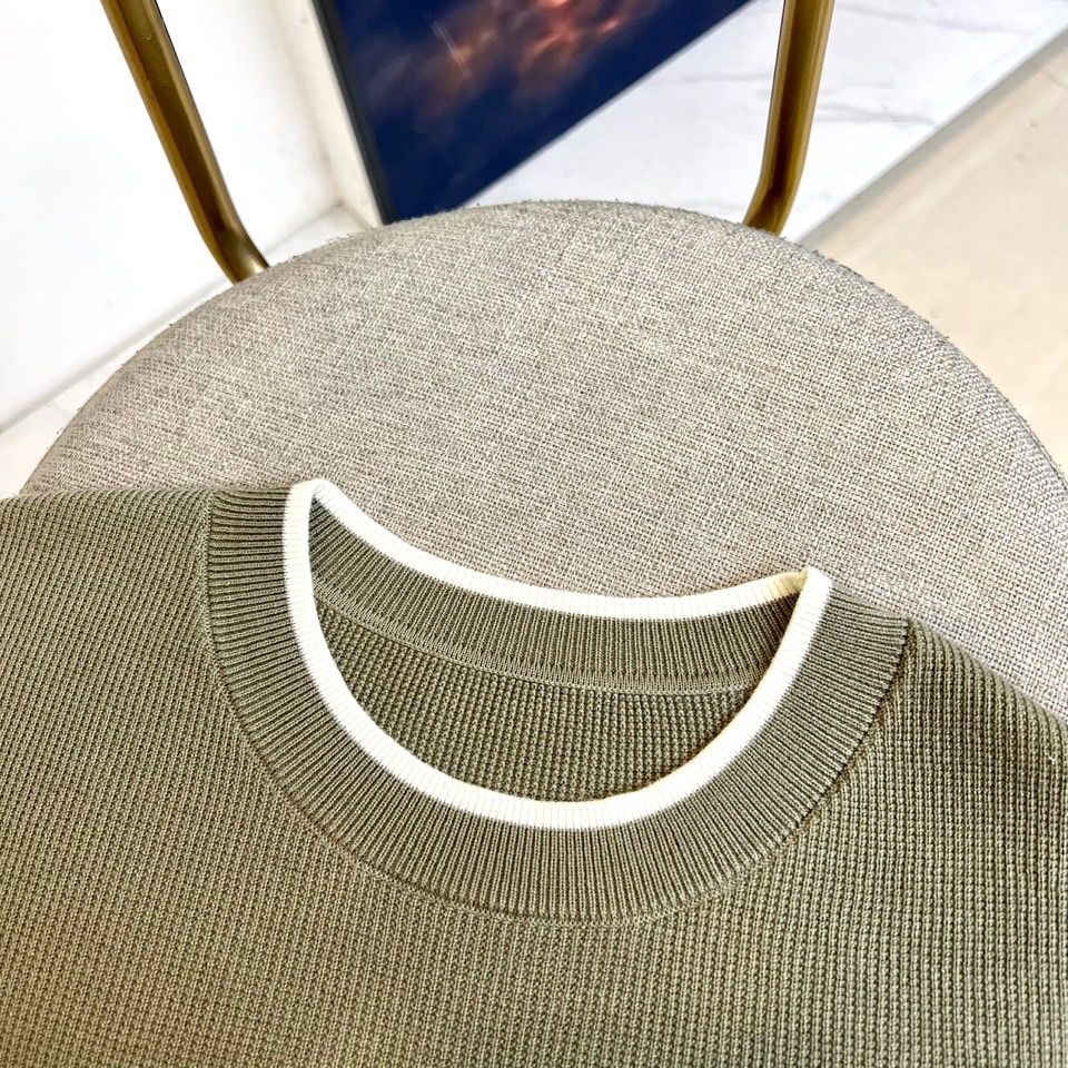 Brunello cucinelli-BC，2025秋冬新品针织衫。圆领设计搭配领口与下摆的白色镶边工艺