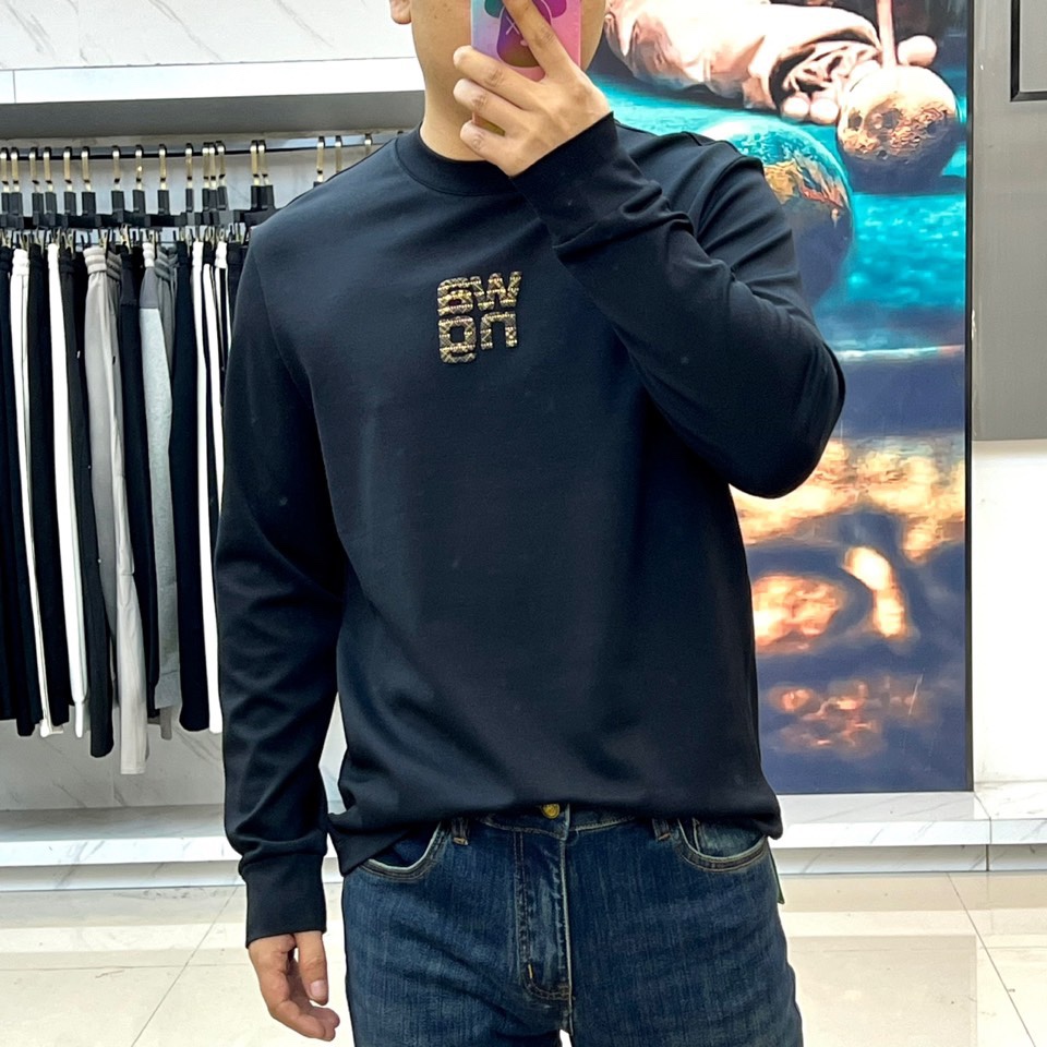 Alexander W亚历山大王、2025秋冬新品莫代尔长袖T恤，演绎纽约摩登风尚。这款T恤采用圆领设计