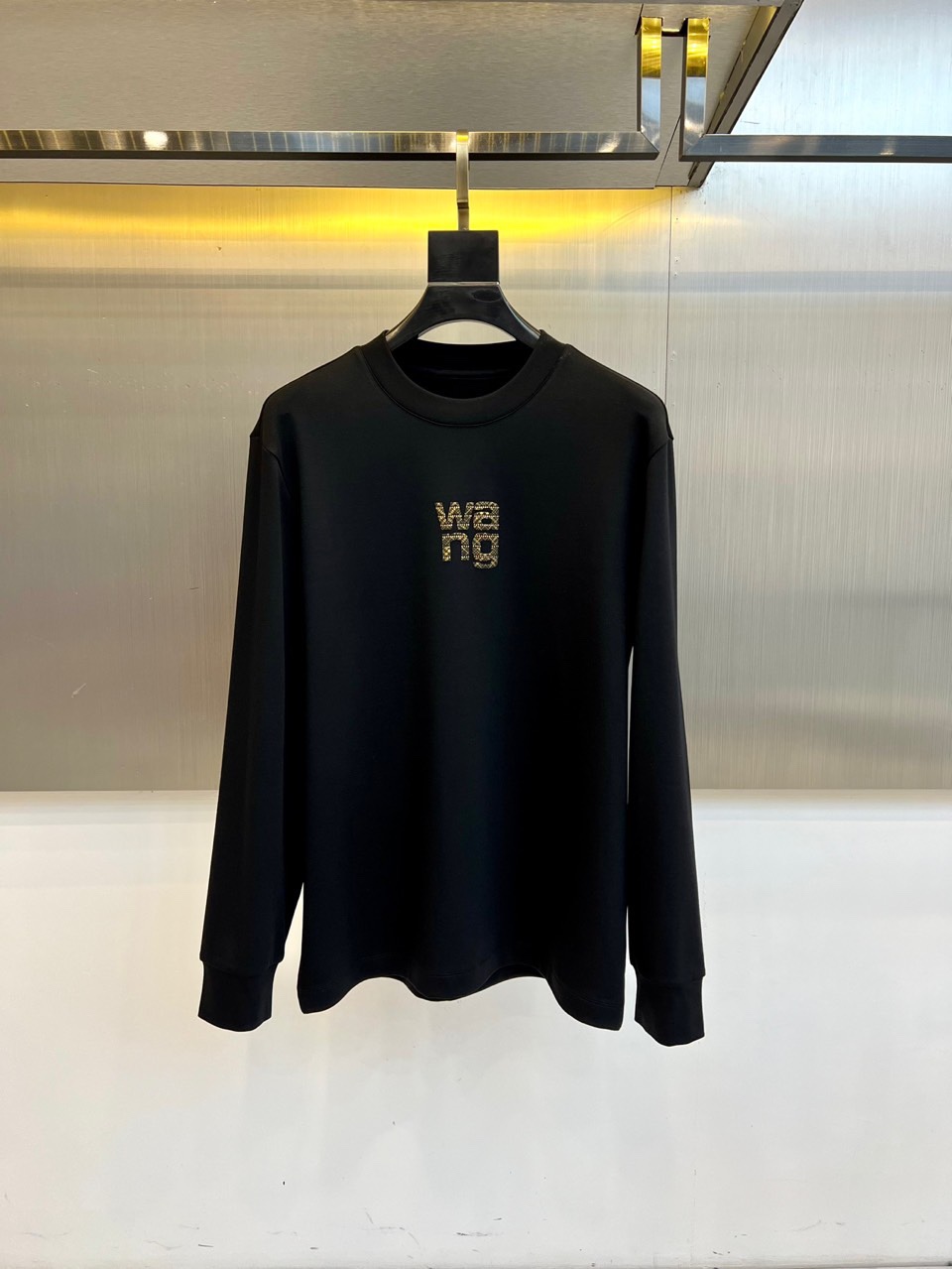 Alexander W亚历山大王、2025秋冬新品莫代尔长袖T恤，演绎纽约摩登风尚。这款T恤采用圆领设计