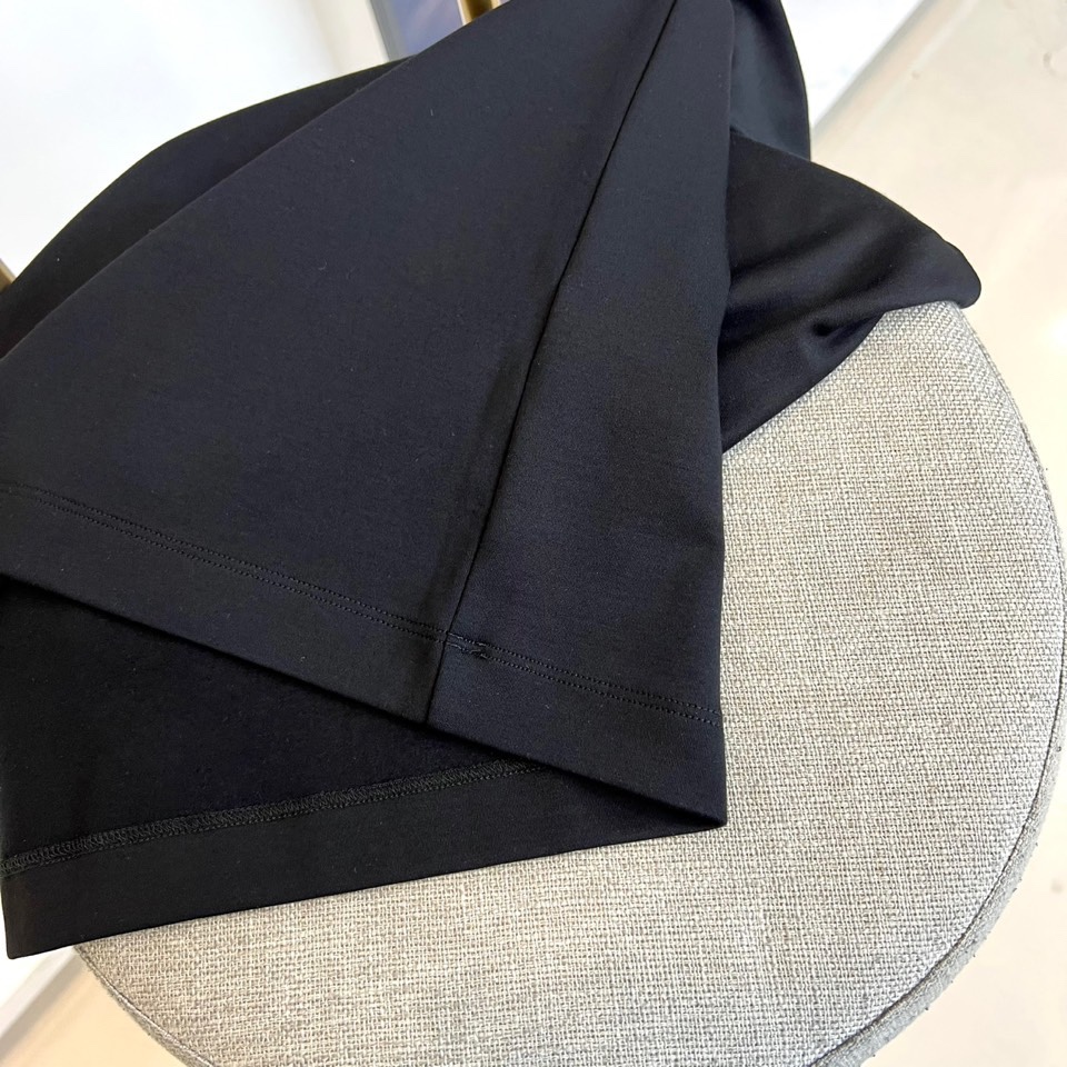 Alexander W亚历山大王、2025秋冬新品莫代尔长袖T恤，演绎纽约摩登风尚。这款T恤采用圆领设计