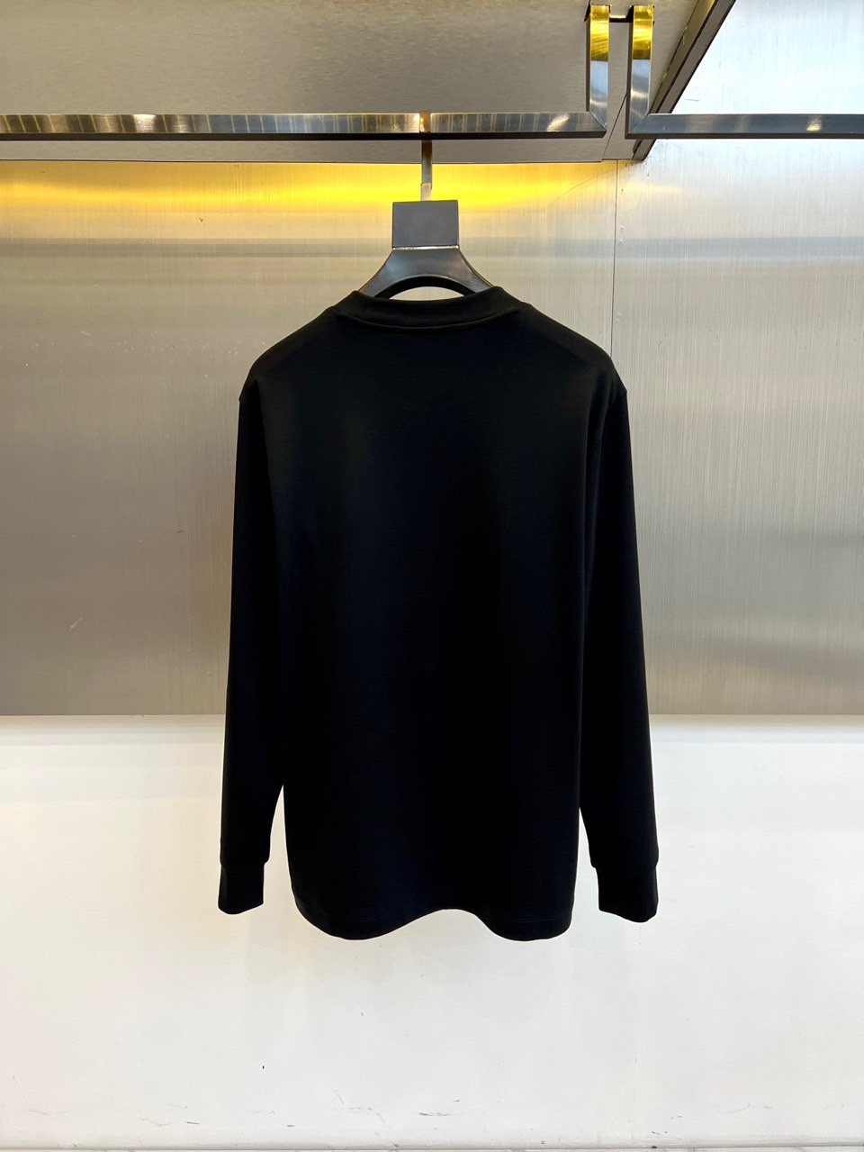 Alexander W亚历山大王、2025秋冬新品莫代尔长袖T恤，演绎纽约摩登风尚。这款T恤采用圆领设计