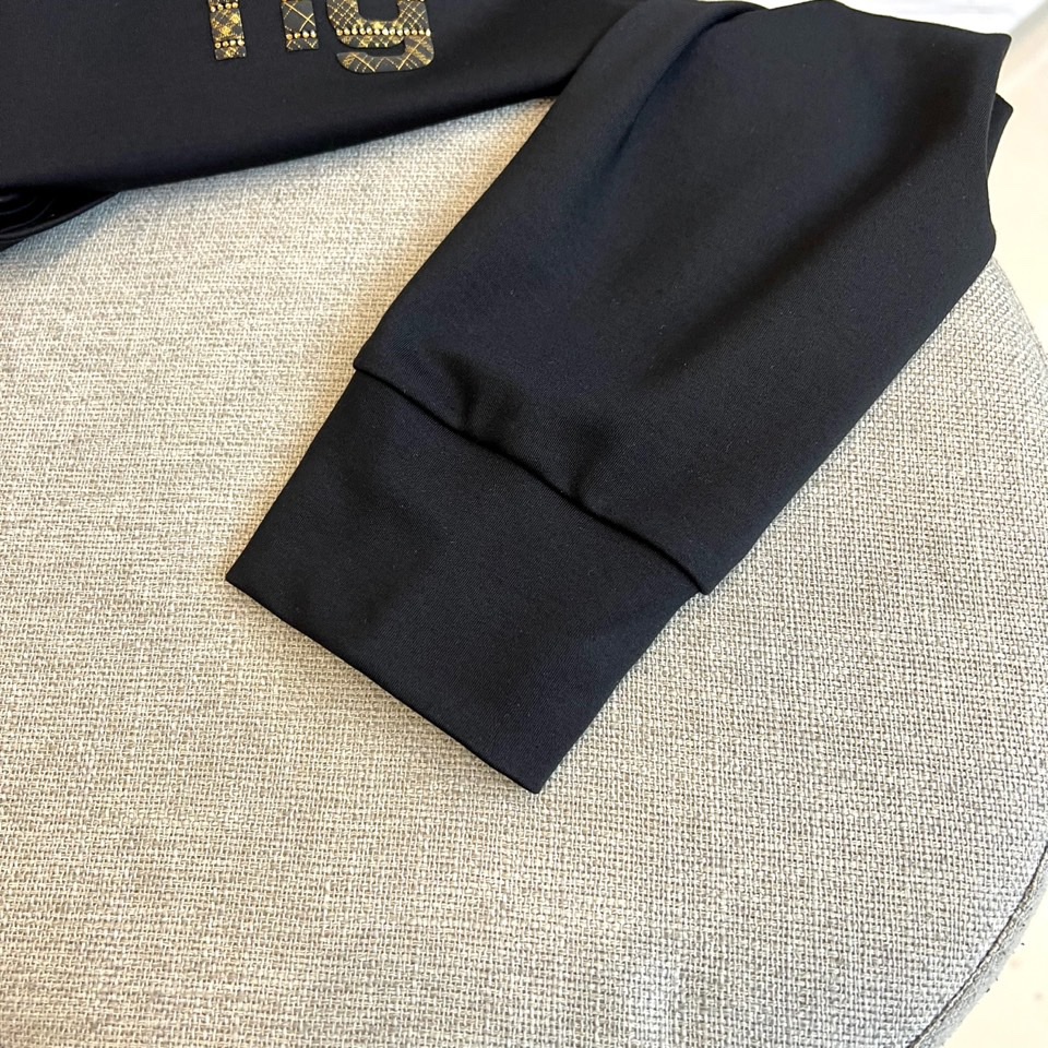 Alexander W亚历山大王、2025秋冬新品莫代尔长袖T恤，演绎纽约摩登风尚。这款T恤采用圆领设计