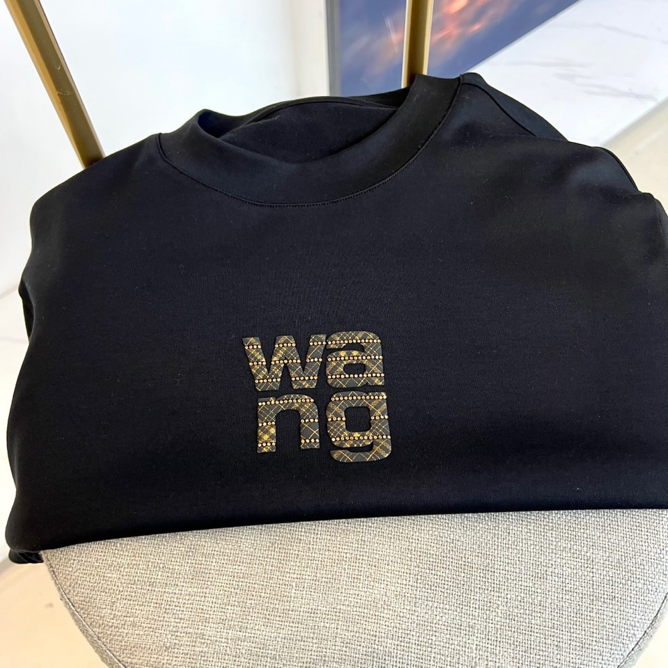 Alexander W亚历山大王、2025秋冬新品莫代尔长袖T恤，演绎纽约摩登风尚。这款T恤采用圆领设计