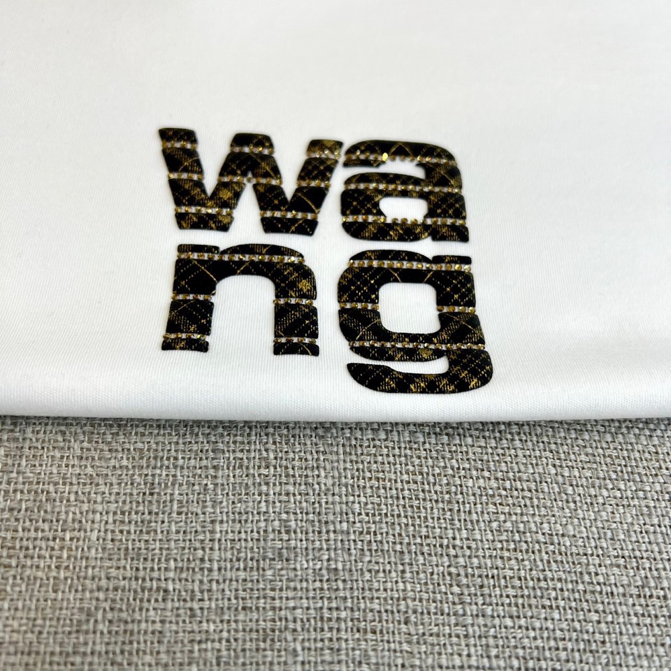 Alexander W亚历山大王、2025秋冬新品莫代尔长袖T恤，演绎纽约摩登风尚。这款T恤采用圆领设计