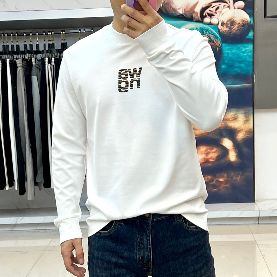 Alexander W亚历山大王、2025秋冬新品莫代尔长袖T恤，演绎纽约摩登风尚。这款T恤采用圆领设计