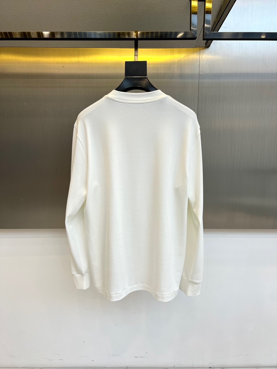 Alexander W亚历山大王、2025秋冬新品莫代尔长袖T恤，演绎纽约摩登风尚。这款T恤采用圆领设计