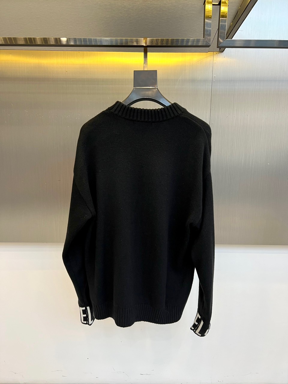 Lowe罗意威、2025秋冬新品针织毛衣，以纯净色调演绎简约奢华的现代美学。这款毛衣采用高品质针织面料，