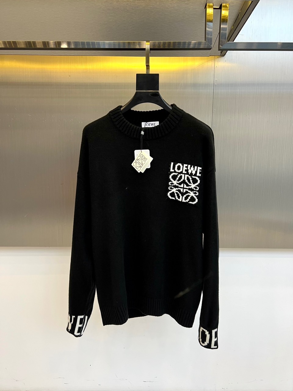 Lowe罗意威、2025秋冬新品针织毛衣，以纯净色调演绎简约奢华的现代美学。这款毛衣采用高品质针织面料，