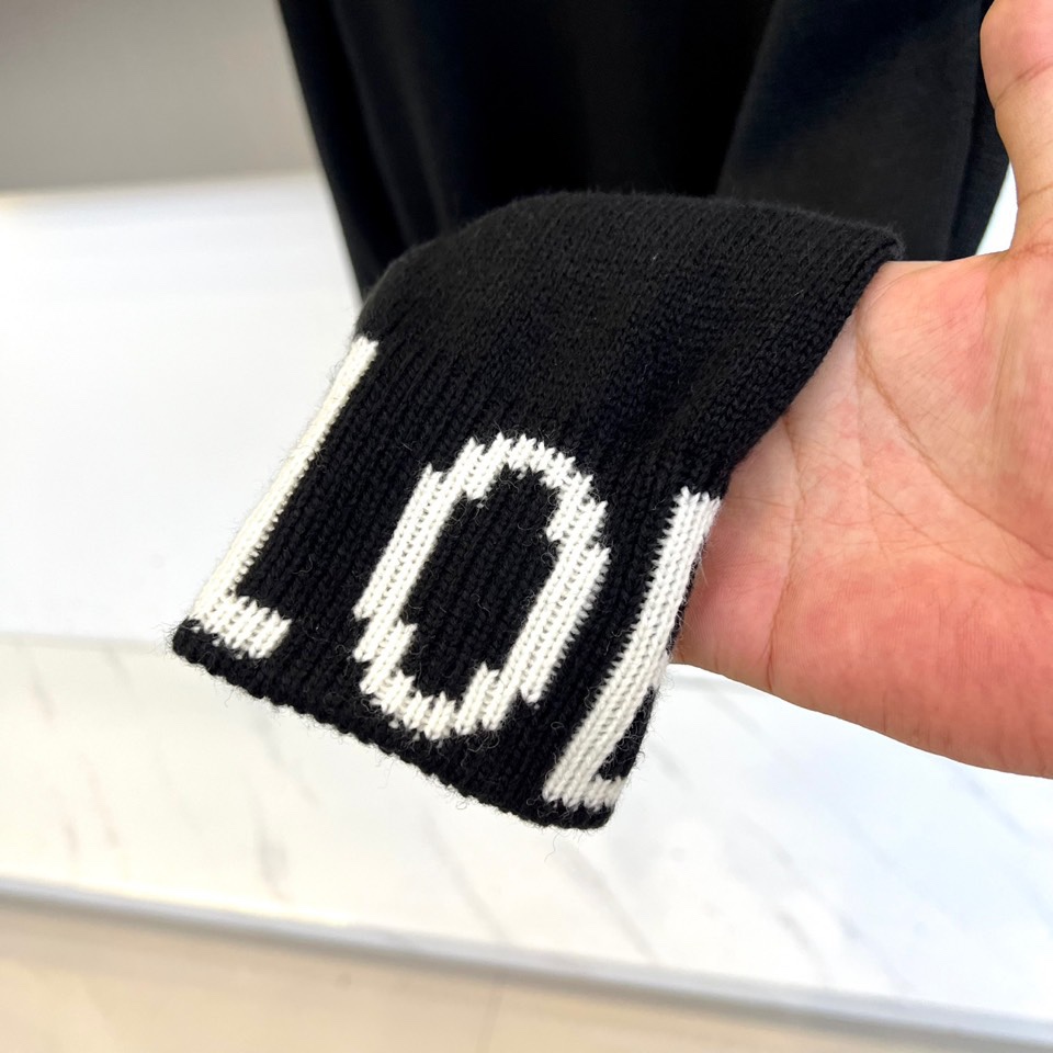 Lowe罗意威、2025秋冬新品针织毛衣，以纯净色调演绎简约奢华的现代美学。这款毛衣采用高品质针织面料，