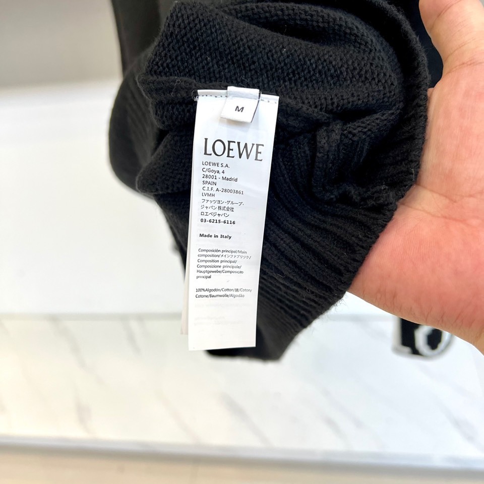 Lowe罗意威、2025秋冬新品针织毛衣，以纯净色调演绎简约奢华的现代美学。这款毛衣采用高品质针织面料，