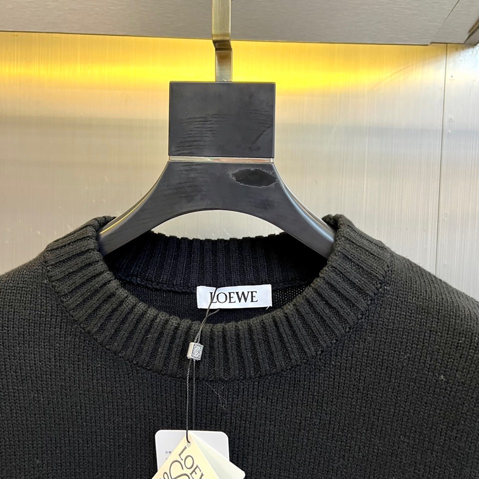 Lowe罗意威、2025秋冬新品针织毛衣，以纯净色调演绎简约奢华的现代美学。这款毛衣采用高品质针织面料，