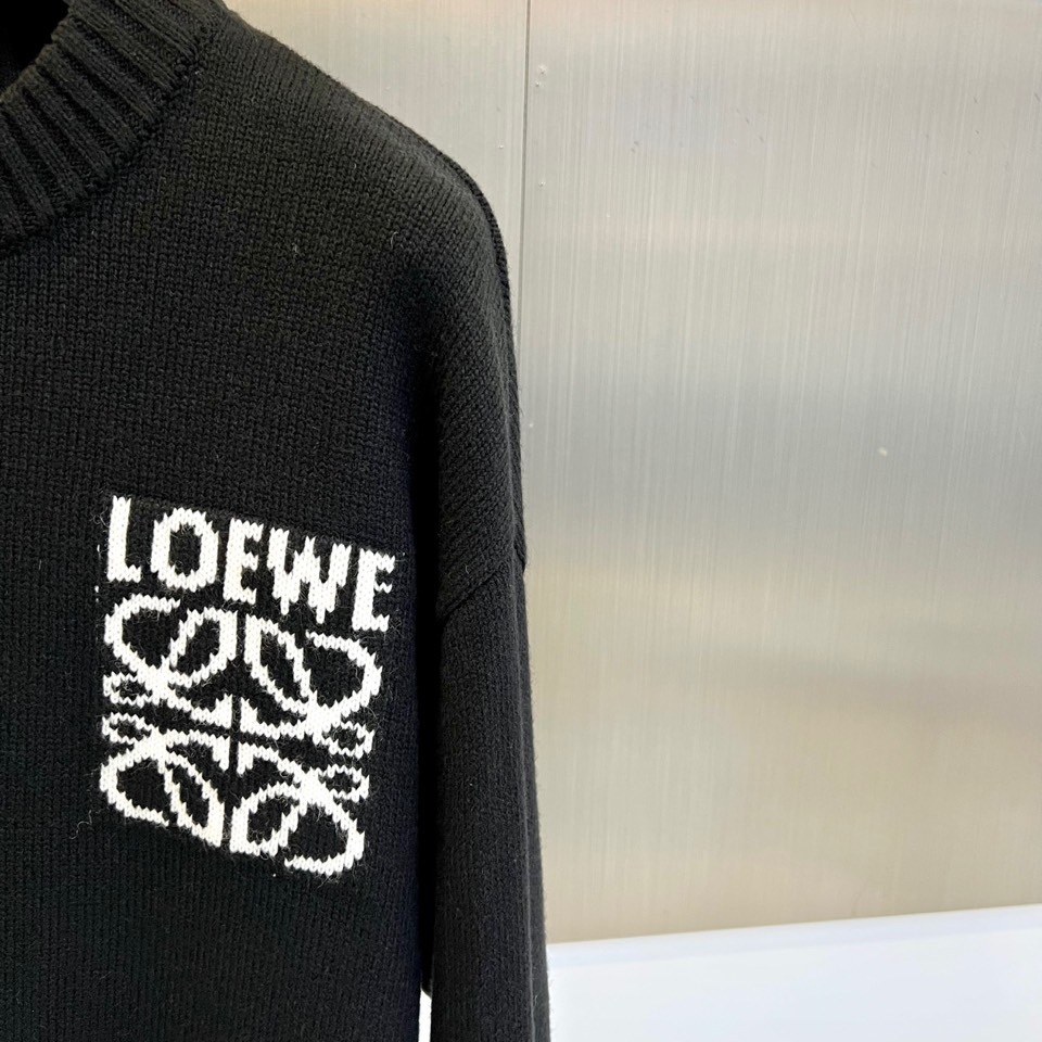 Lowe罗意威、2025秋冬新品针织毛衣，以纯净色调演绎简约奢华的现代美学。这款毛衣采用高品质针织面料，