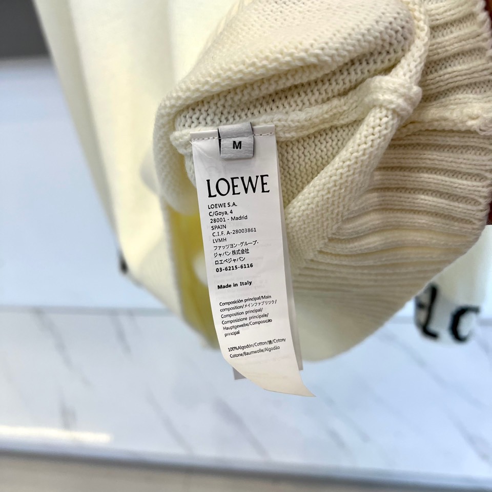 Lowe罗意威、2025秋冬新品针织毛衣，以纯净色调演绎简约奢华的现代美学。这款毛衣采用高品质针织面料，