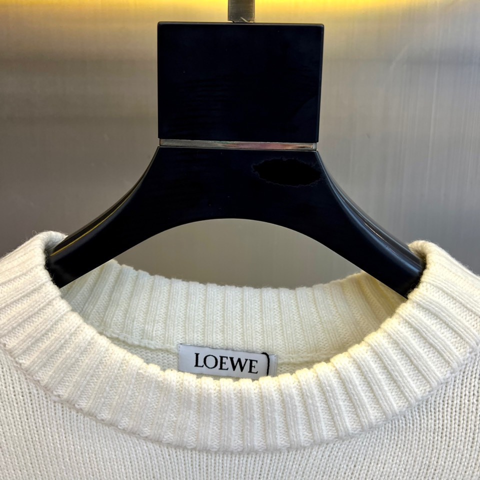 Lowe罗意威、2025秋冬新品针织毛衣，以纯净色调演绎简约奢华的现代美学。这款毛衣采用高品质针织面料，