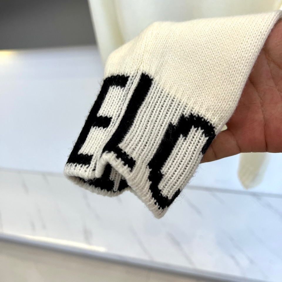 Lowe罗意威、2025秋冬新品针织毛衣，以纯净色调演绎简约奢华的现代美学。这款毛衣采用高品质针织面料，