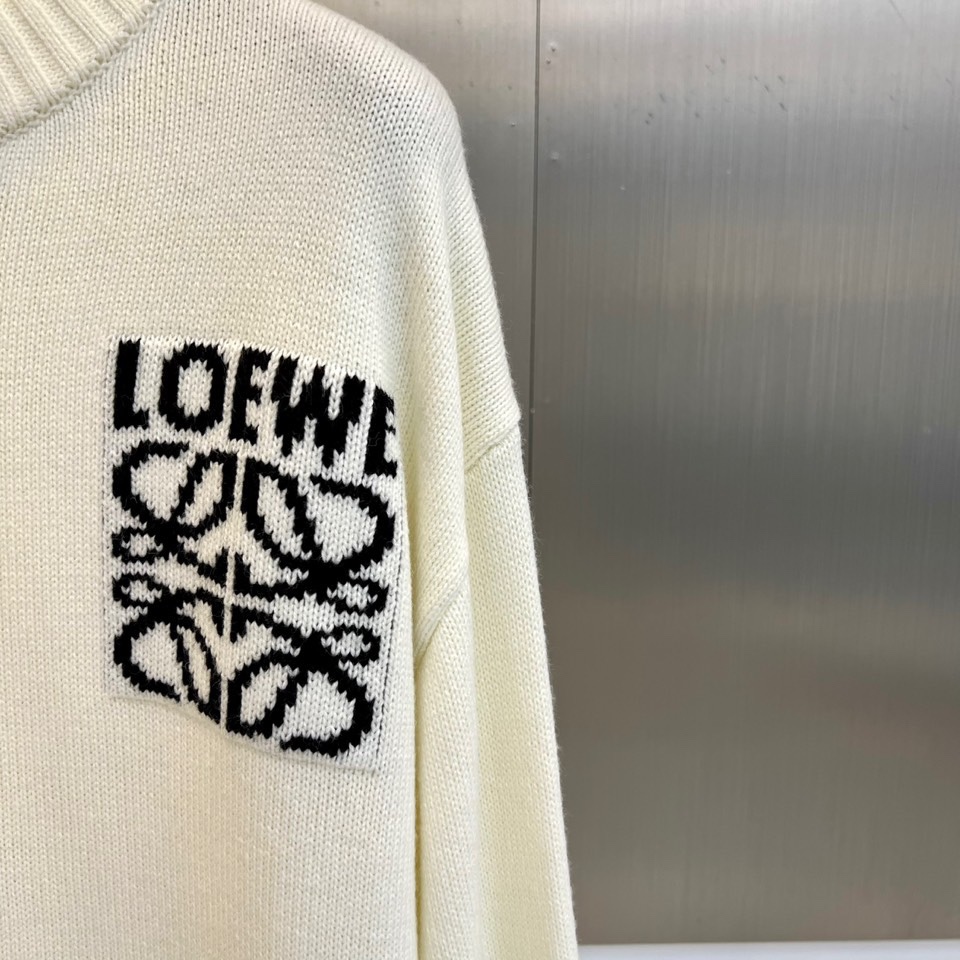 Lowe罗意威、2025秋冬新品针织毛衣，以纯净色调演绎简约奢华的现代美学。这款毛衣采用高品质针织面料，