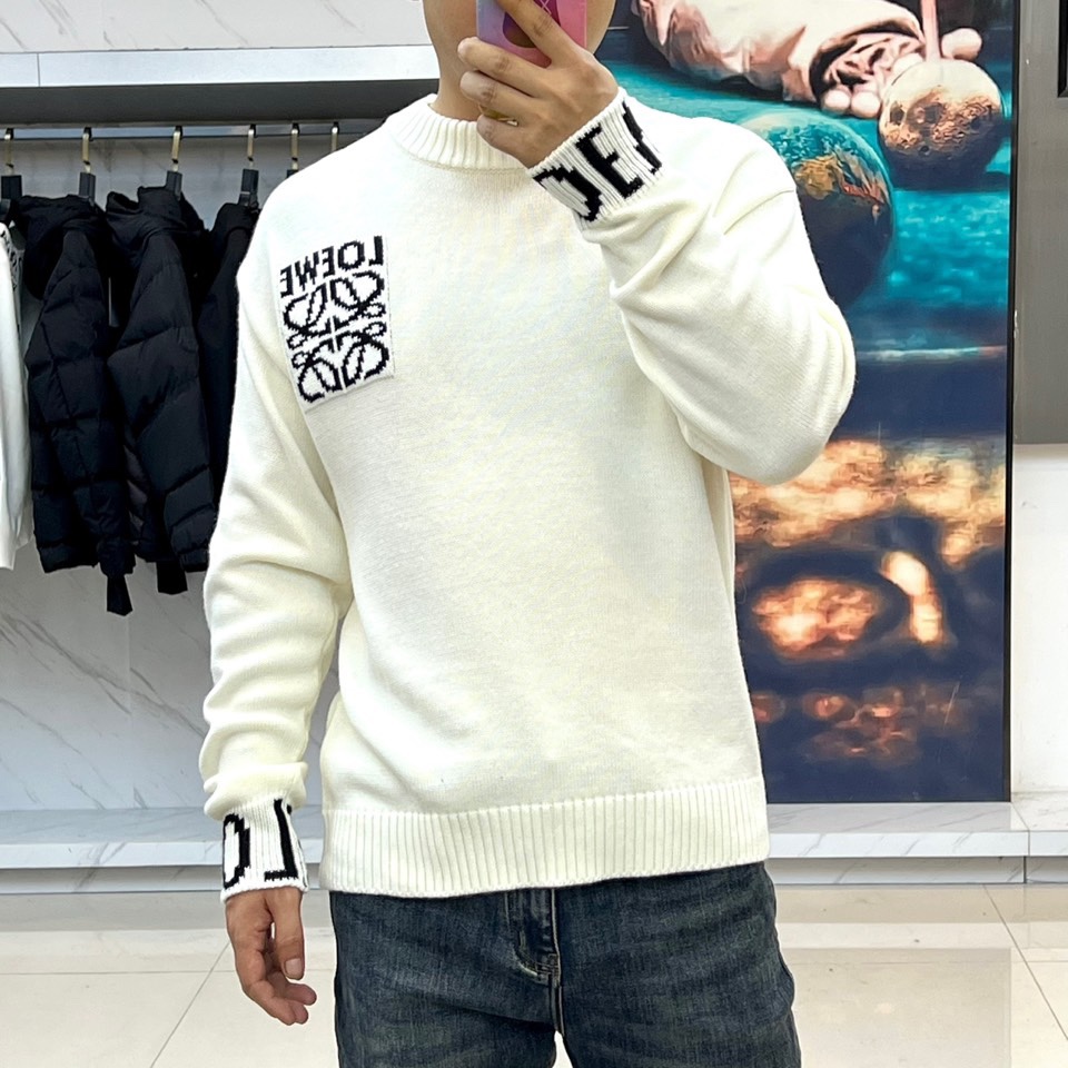 Lowe罗意威、2025秋冬新品针织毛衣，以纯净色调演绎简约奢华的现代美学。这款毛衣采用高品质针织面料，