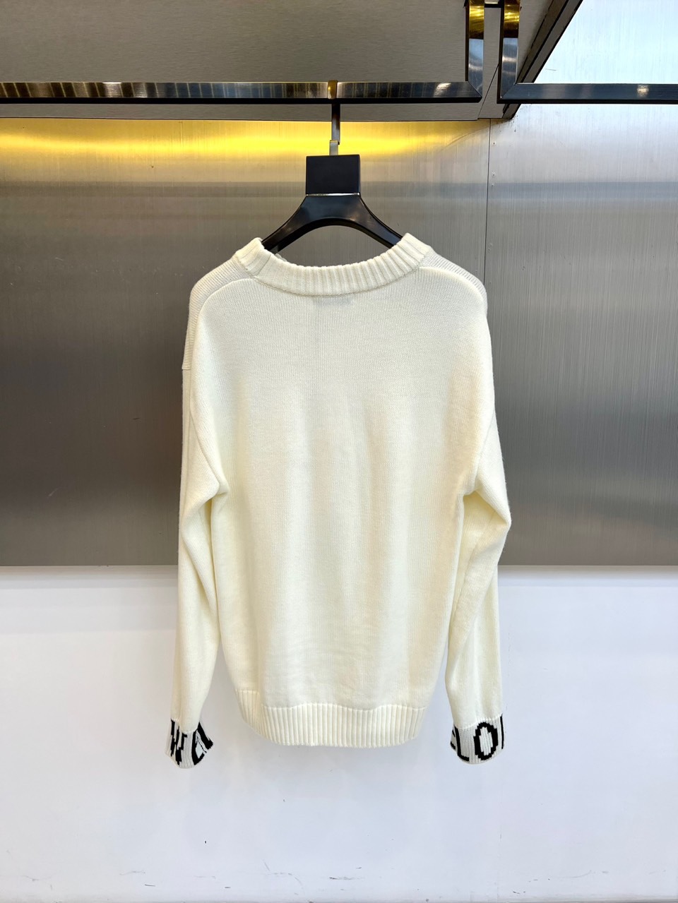 Lowe罗意威、2025秋冬新品针织毛衣，以纯净色调演绎简约奢华的现代美学。这款毛衣采用高品质针织面料，