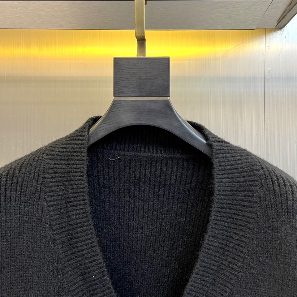 Ch克罗心，2025秋冬新品白色针织开衫，款式采用经典V领设计，搭配四颗黑色圆形树脂纽扣，可随性调节开合