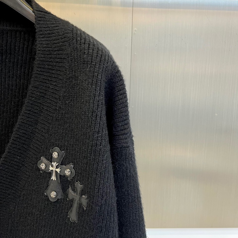 Ch克罗心，2025秋冬新品白色针织开衫，款式采用经典V领设计，搭配四颗黑色圆形树脂纽扣，可随性调节开合