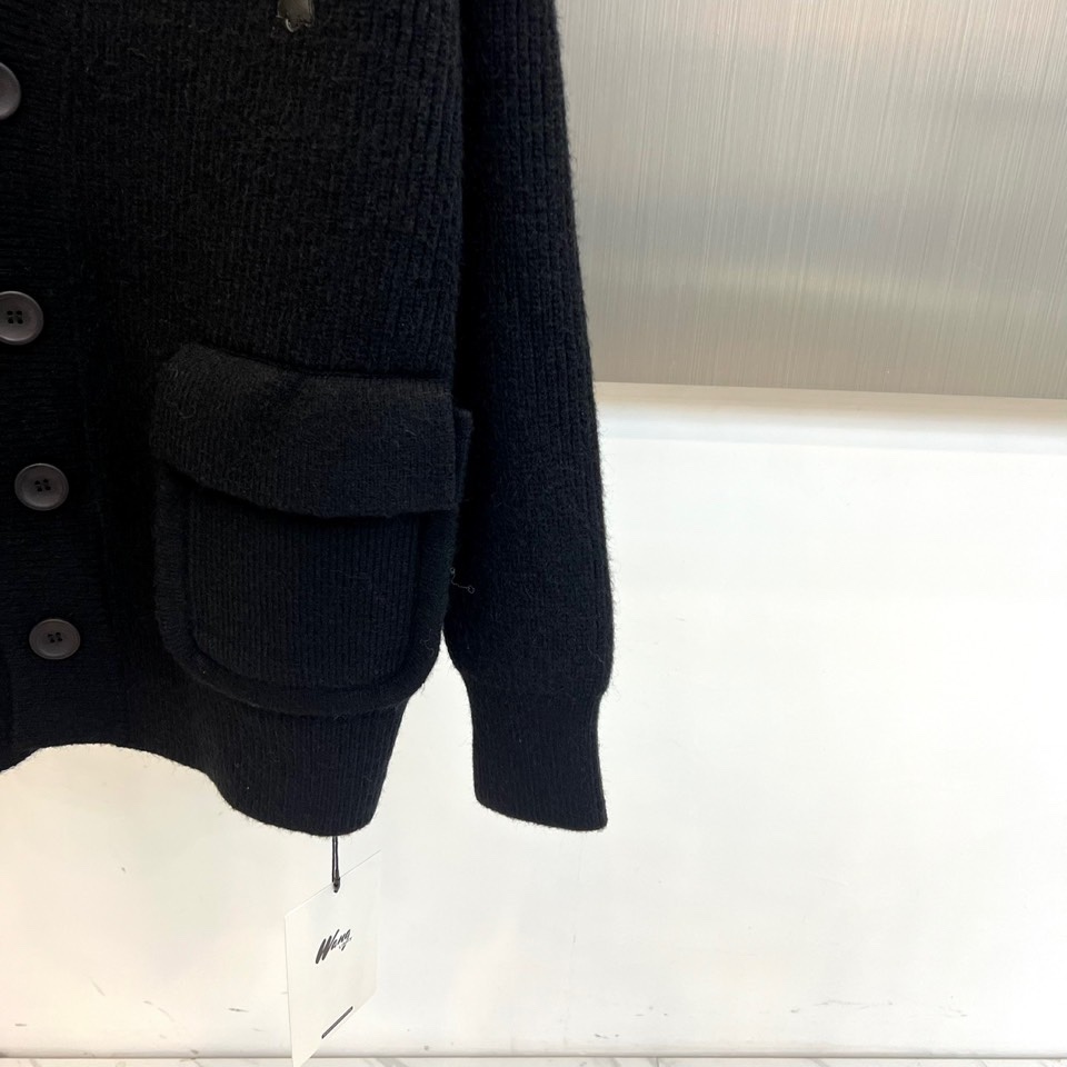 Ch克罗心，2025秋冬新品白色针织开衫，款式采用经典V领设计，搭配四颗黑色圆形树脂纽扣，可随性调节开合