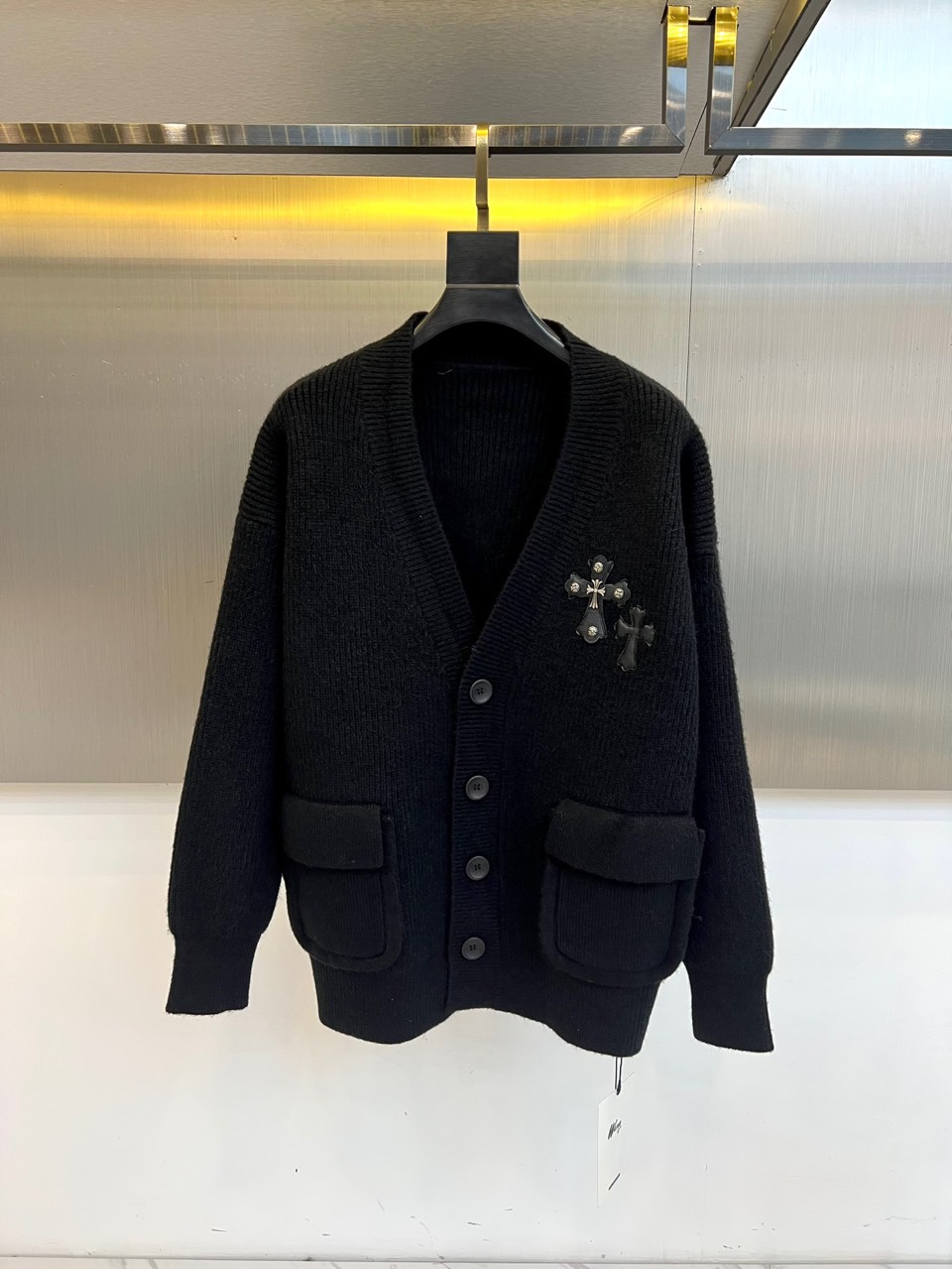 Ch克罗心，2025秋冬新品白色针织开衫，款式采用经典V领设计，搭配四颗黑色圆形树脂纽扣，可随性调节开合