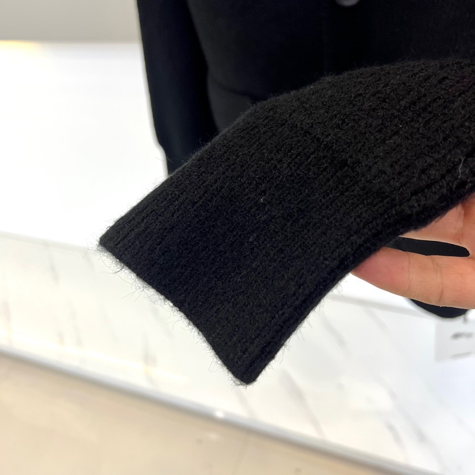 Ch克罗心，2025秋冬新品白色针织开衫，款式采用经典V领设计，搭配四颗黑色圆形树脂纽扣，可随性调节开合