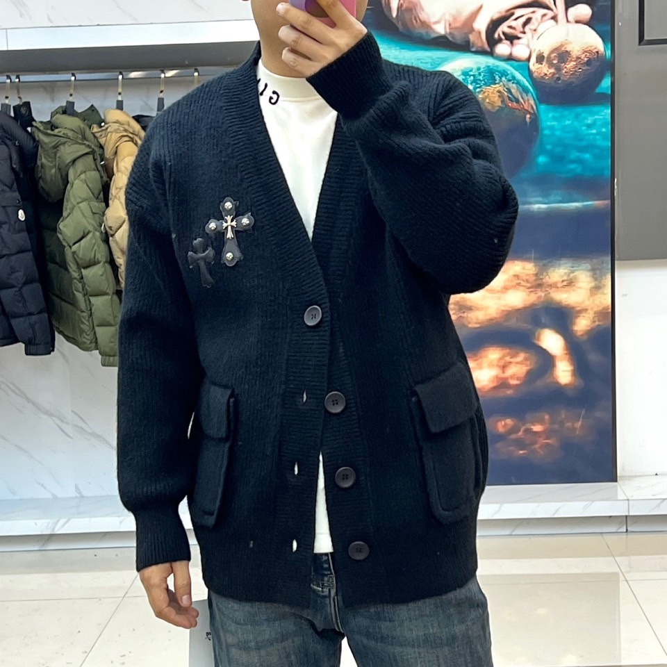 Ch克罗心，2025秋冬新品白色针织开衫，款式采用经典V领设计，搭配四颗黑色圆形树脂纽扣，可随性调节开合