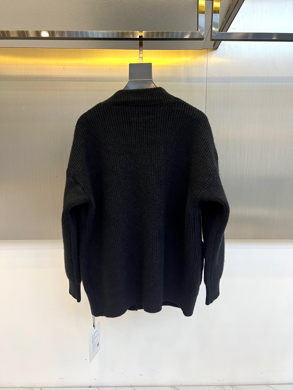 Ch克罗心，2025秋冬新品白色针织开衫，款式采用经典V领设计，搭配四颗黑色圆形树脂纽扣，可随性调节开合