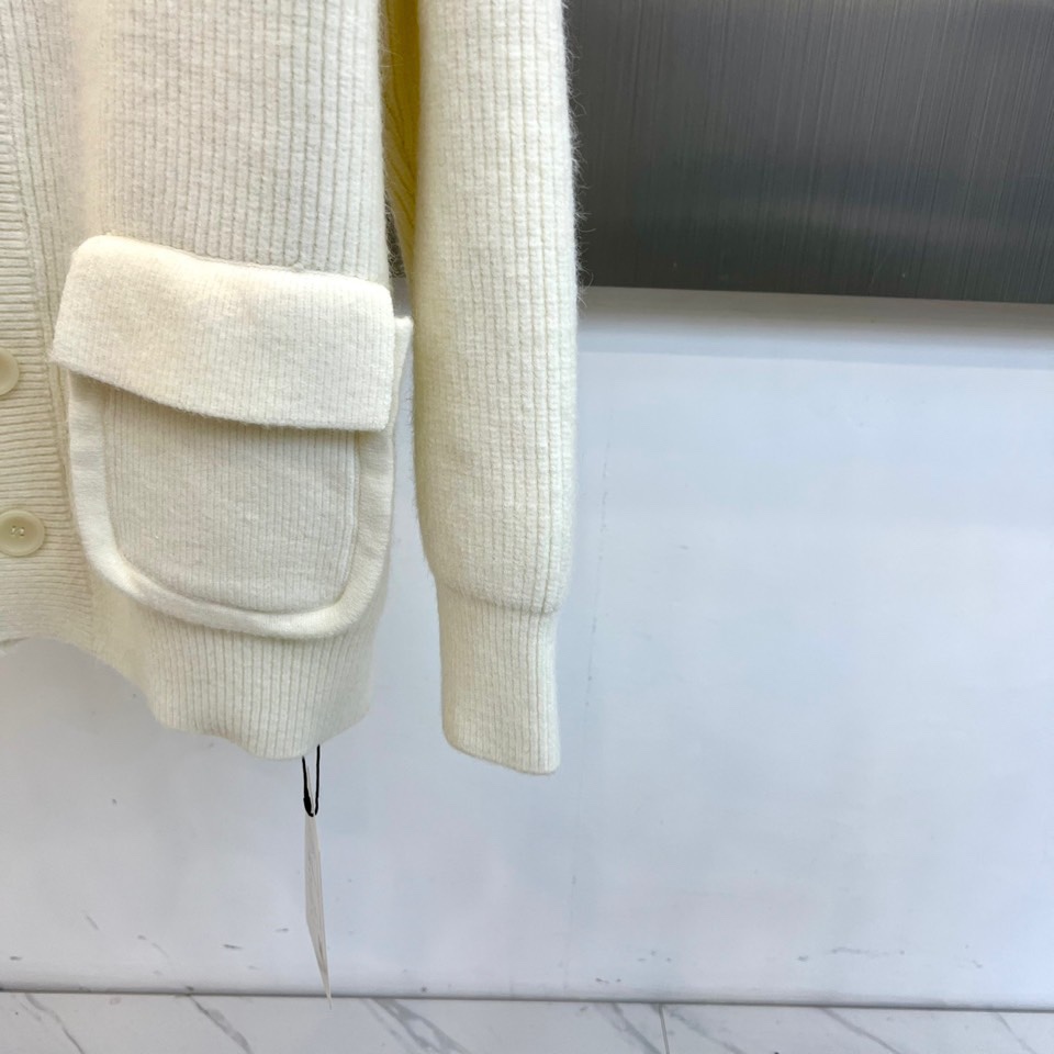 Ch克罗心，2025秋冬新品白色针织开衫，款式采用经典V领设计，搭配四颗黑色圆形树脂纽扣，可随性调节开合