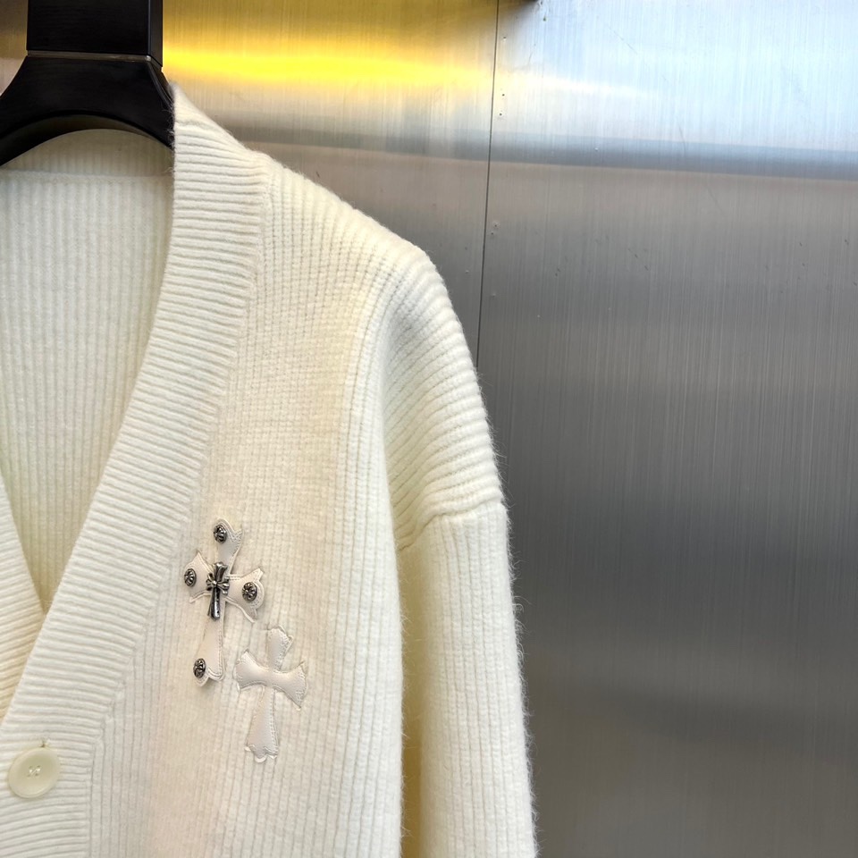 Ch克罗心，2025秋冬新品白色针织开衫，款式采用经典V领设计，搭配四颗黑色圆形树脂纽扣，可随性调节开合