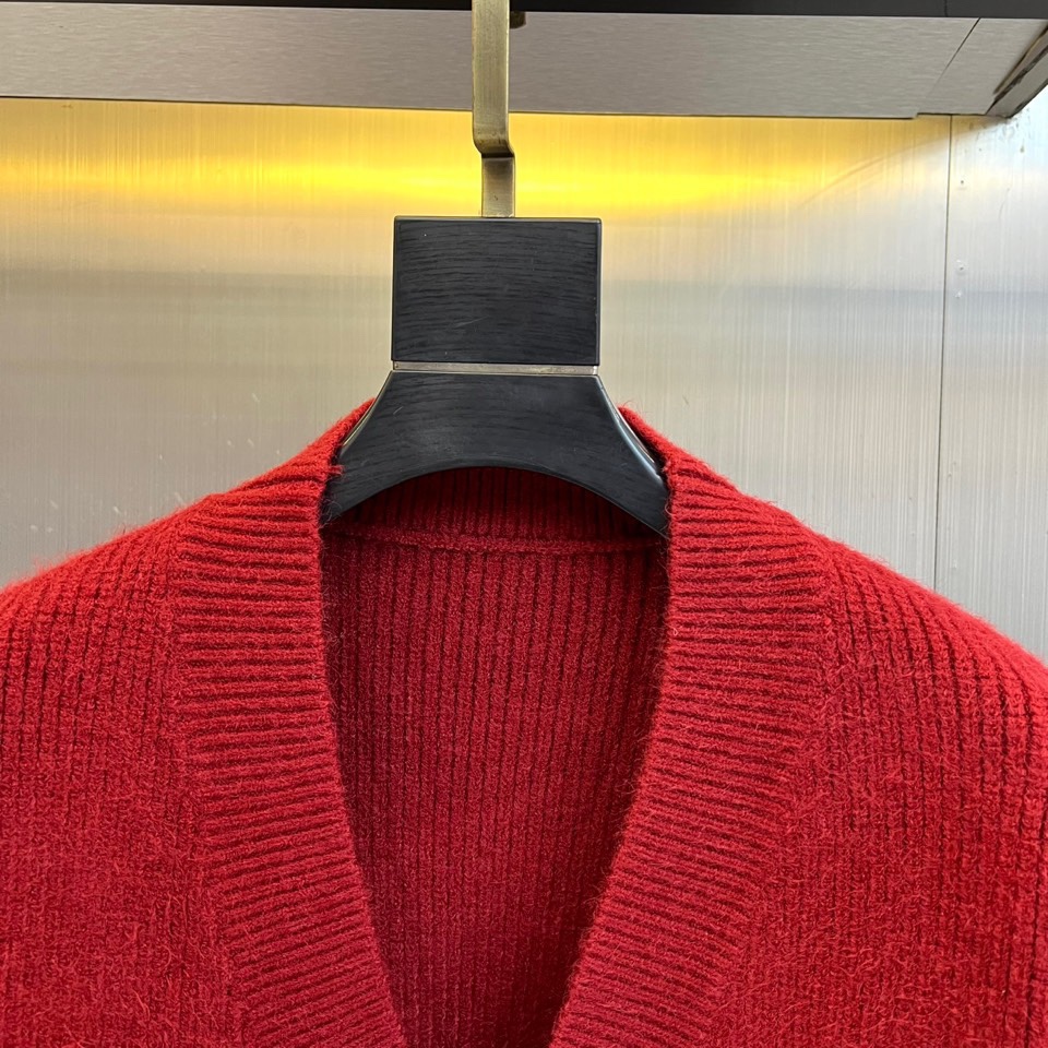 Ch克罗心、2025秋冬新品红色针织开衫，以鲜明亮眼的红色诠释原创潮牌的个性美学。款式采用经典V领设计，