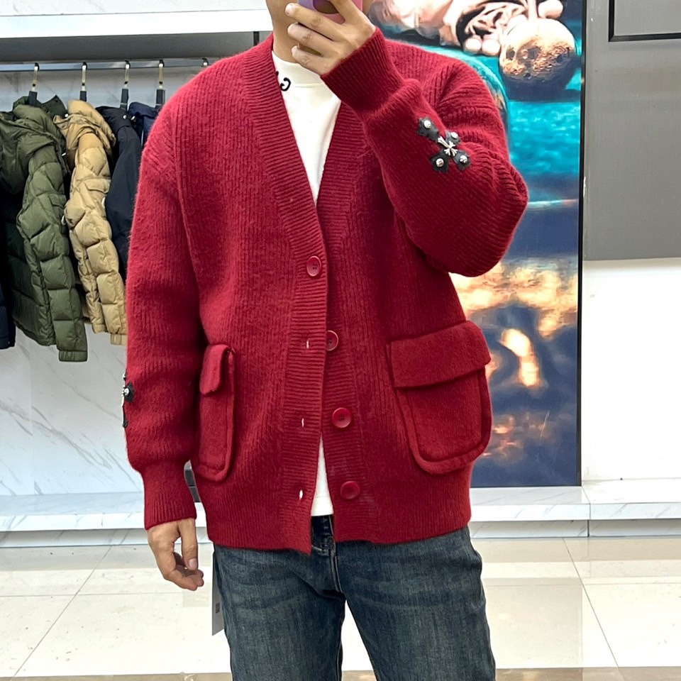 Ch克罗心、2025秋冬新品红色针织开衫，以鲜明亮眼的红色诠释原创潮牌的个性美学。款式采用经典V领设计，