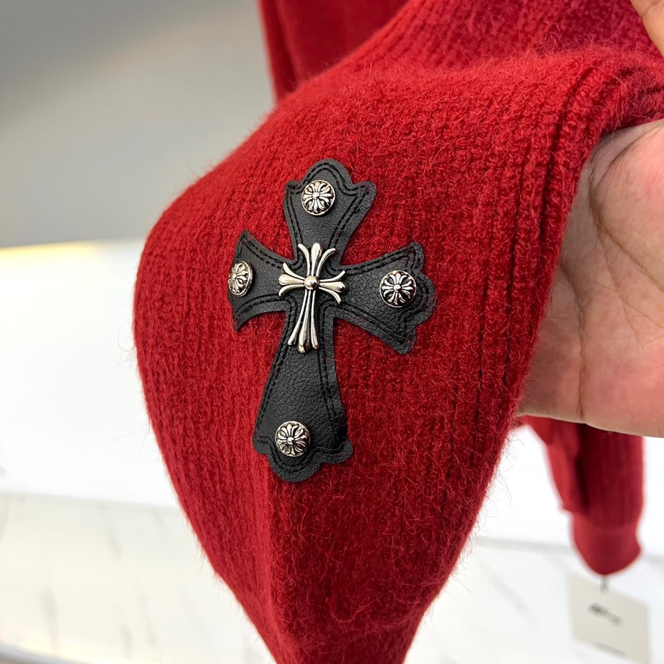 Ch克罗心、2025秋冬新品红色针织开衫，以鲜明亮眼的红色诠释原创潮牌的个性美学。款式采用经典V领设计，