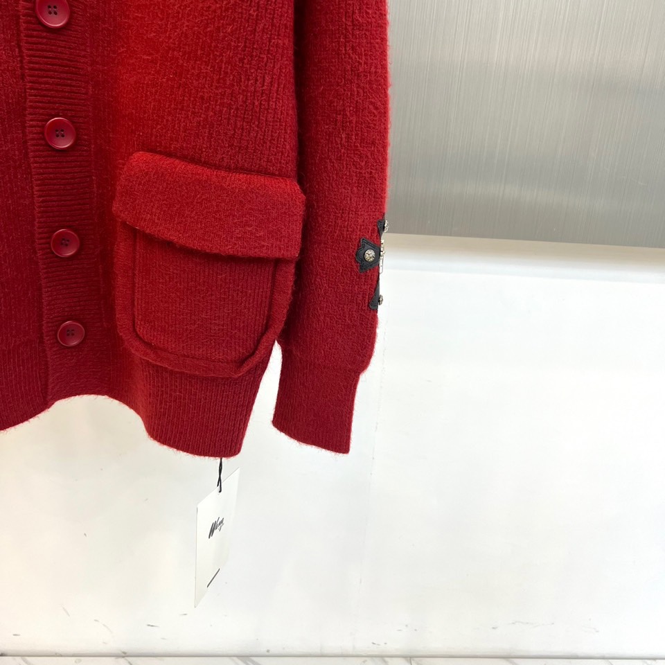 Ch克罗心、2025秋冬新品红色针织开衫，以鲜明亮眼的红色诠释原创潮牌的个性美学。款式采用经典V领设计，