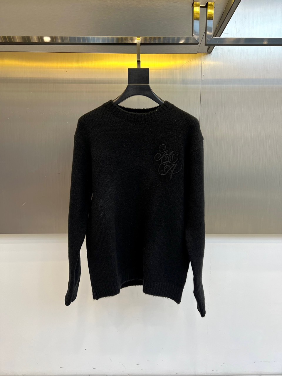 ami、2025秋冬新品，以软糯纱线重塑经典圆领毛衣。宽松的廓形与圆领设计，勾勒出慵懒随性的轮廓。左胸位